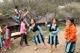 Các thiếu nữ dân tộc Mông đi chơi Tết.